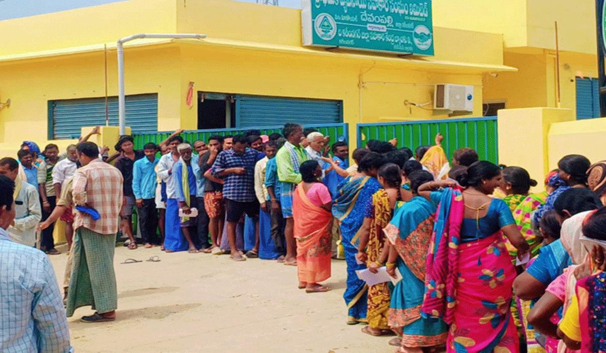 Urea | మానకొండూరులో యూరియా కోసం అదే గోస