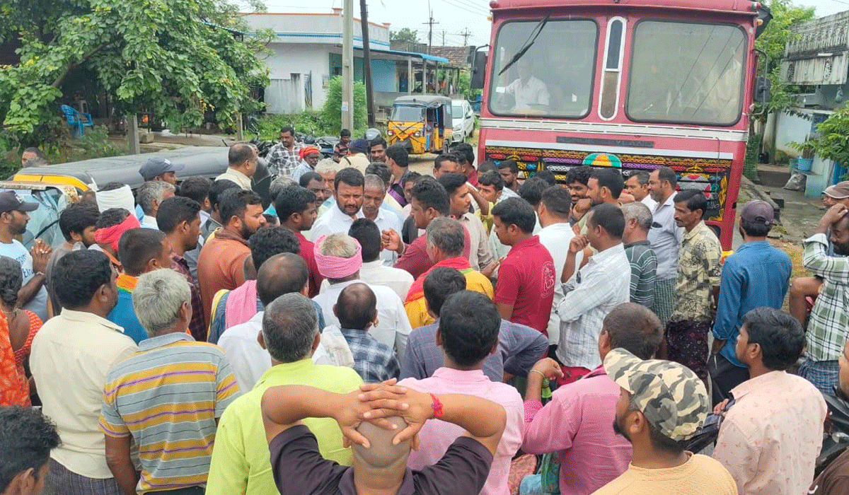 Urea | యూరియా కోసం తట్లావాయలో రైతుల ఆందోళన