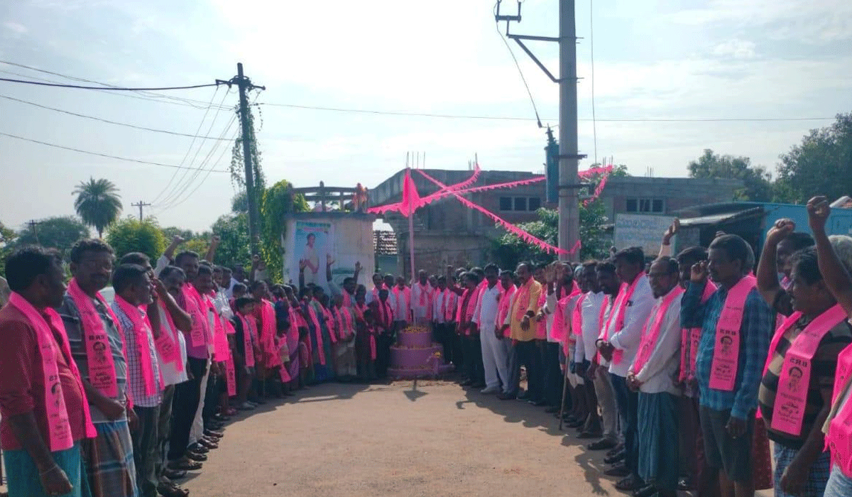 BRS meeting | ఎల్లాపూర్ లో బీఆర్ఎస్ సమావేశం.. జెండాను ఆవిష్కరించిన నాయకులు