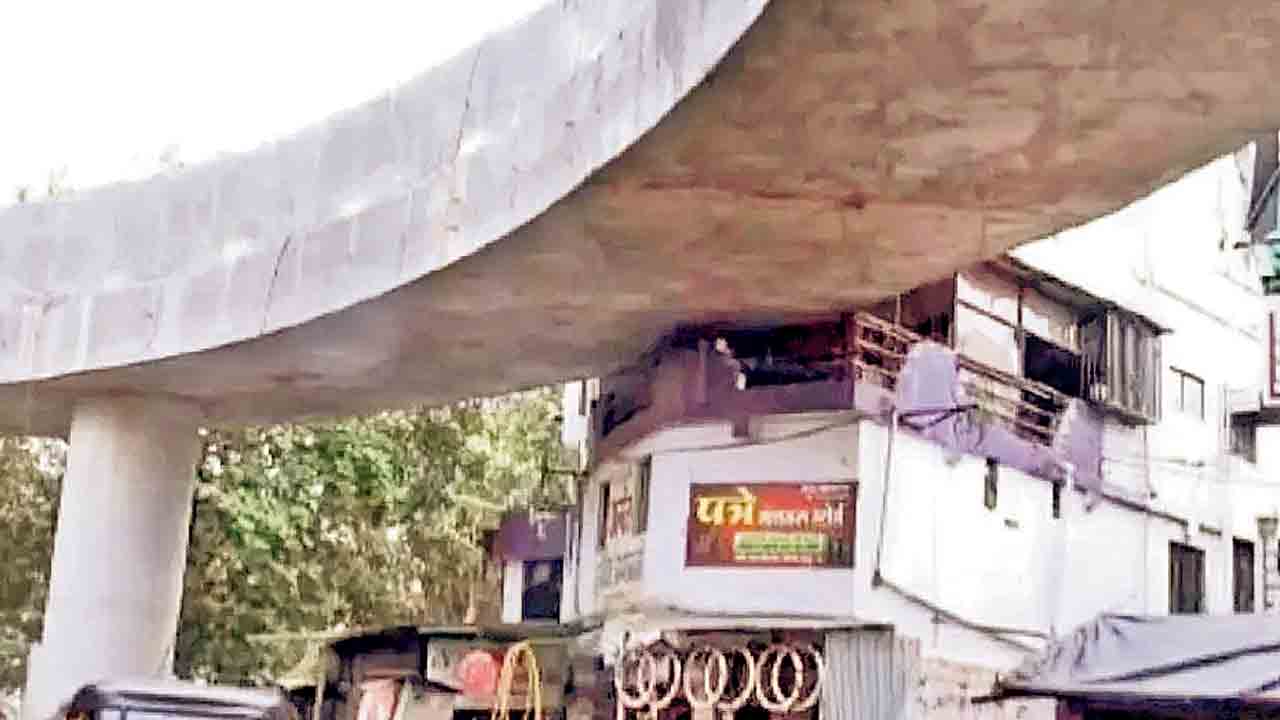 బాల్కనీ గుండా ఫ్లై ఓవర్‌.. నాగ్‌పూర్‌లో వెలుగు చూసిన వింత నిర్మాణం