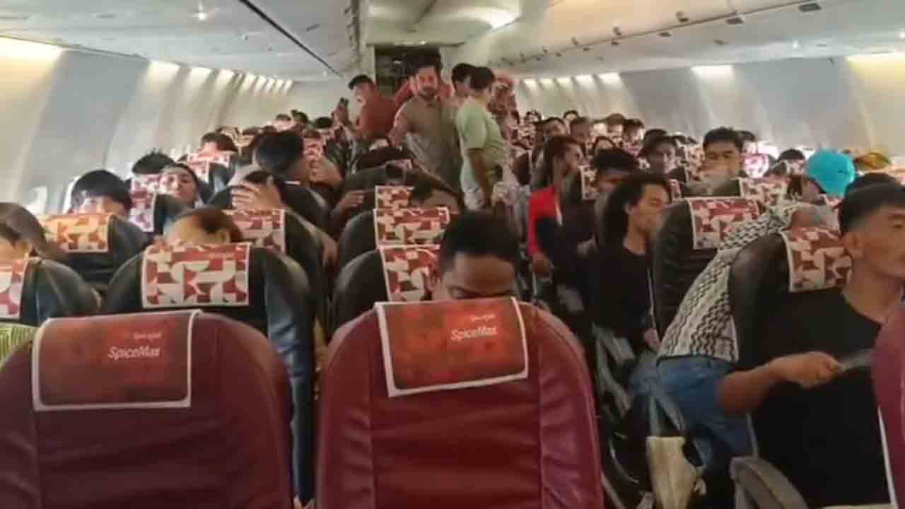 SpiceJet | కాఠ్మాండూ వెళ్తున్న విమానంలో పనిచేయని ఏసీ.. ఉక్కపోతతో అల్లాడిన ప్రయాణికులు