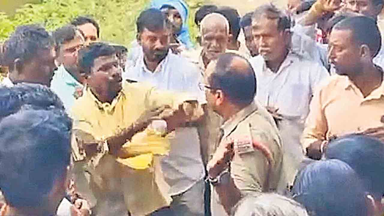 యారియా.. దయ లేదాయె!.. డోప్తాలలో రైతుపై ఏఎస్‌ఐ దౌర్జన్యం