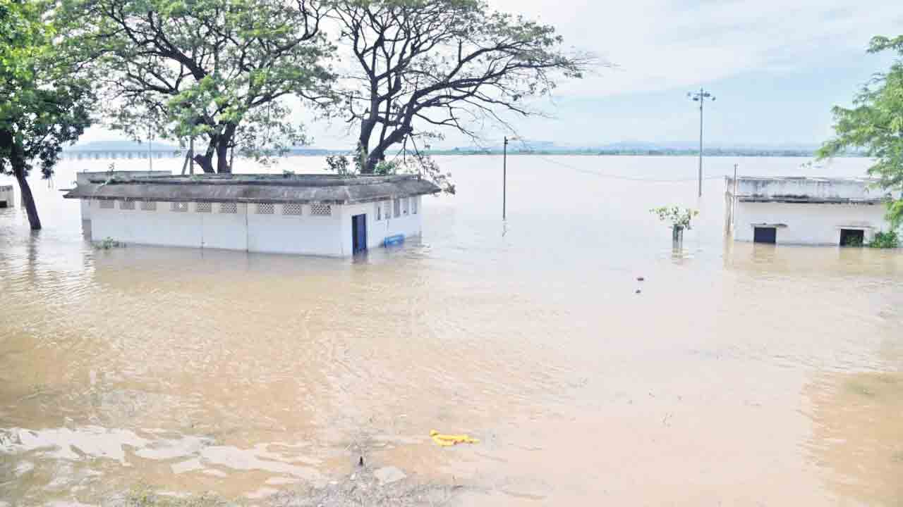 శాంతించని గోదావరి