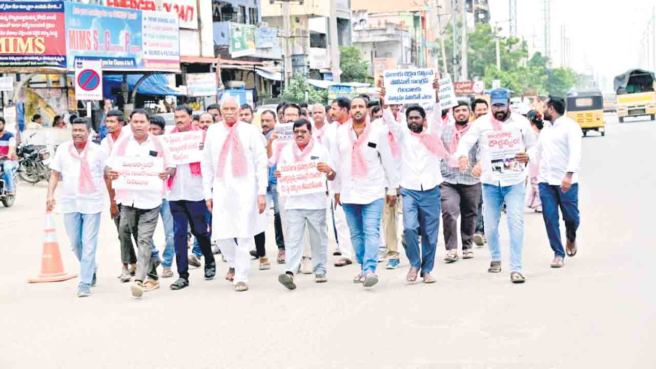 కాంగ్రెస్ గూండాలు బరితెగిస్తున్నరు