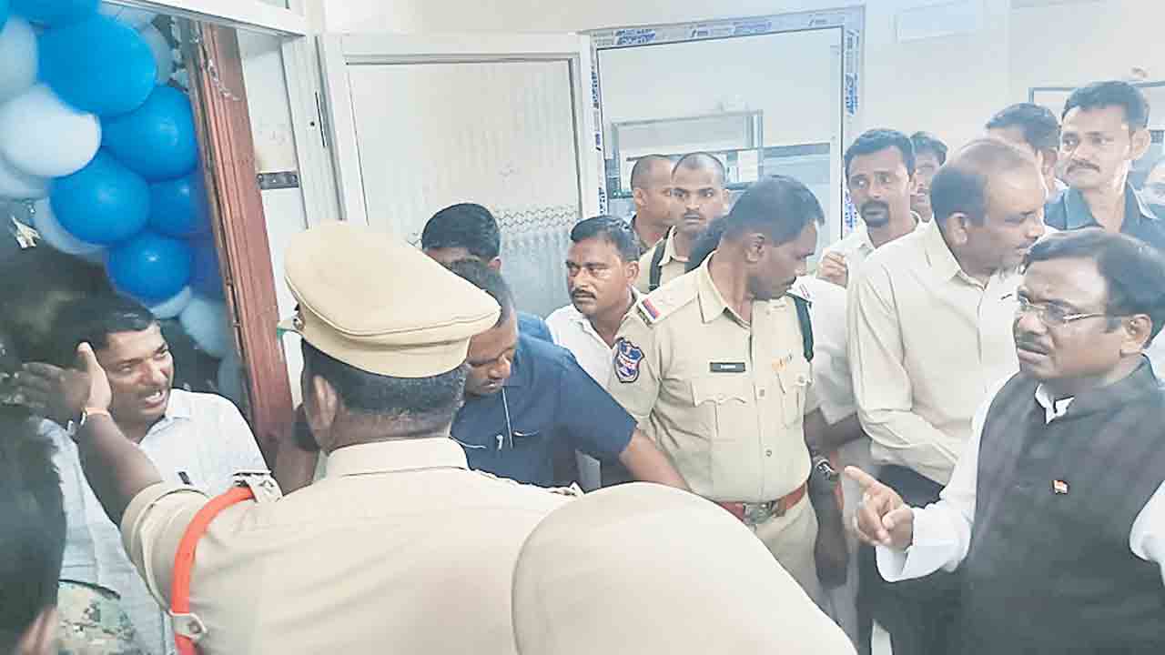 ఖాకీలపై మంత్రి ఫైర్