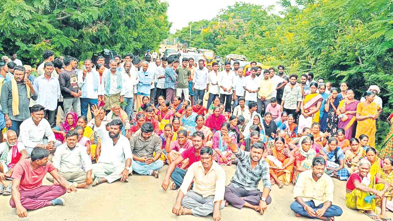 యూరియా కోసం రోడ్డెక్కిన రైతన్న