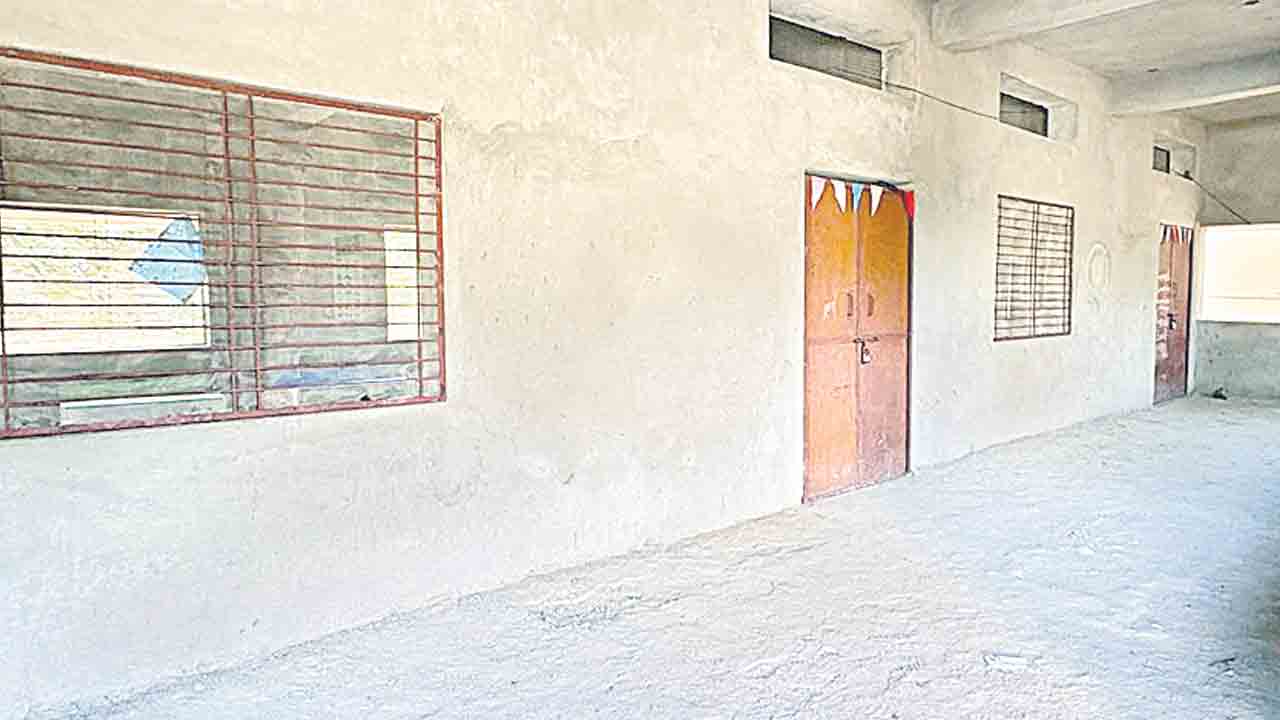 చాక్‌పీస్‌లు, డస్టర్లకు.. డబ్బుల్లేవ్‌..