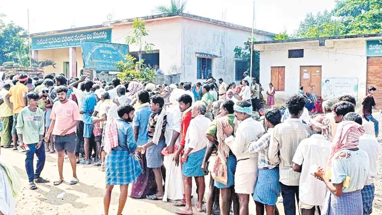 యూరియా కోసం ఎండలో..