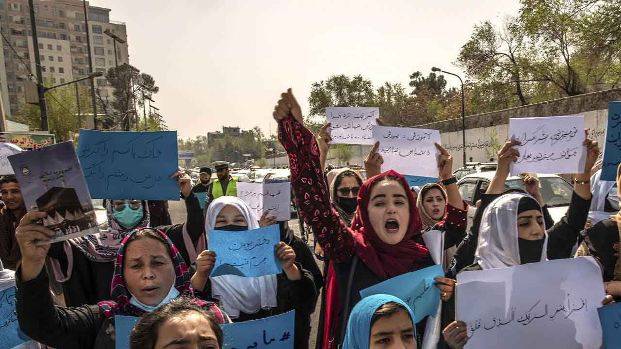 మహిళలైతే ముట్టుకోం!.. అఫ్గాన్‌లో సహాయ చర్యల్లోనూ మత ఛాందసం