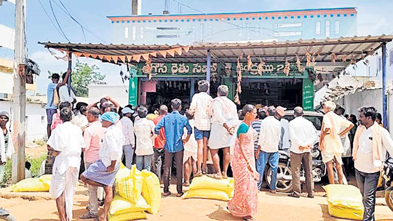 యూరియా గోస అన్నదాతలకు తప్పని అవస్థలు