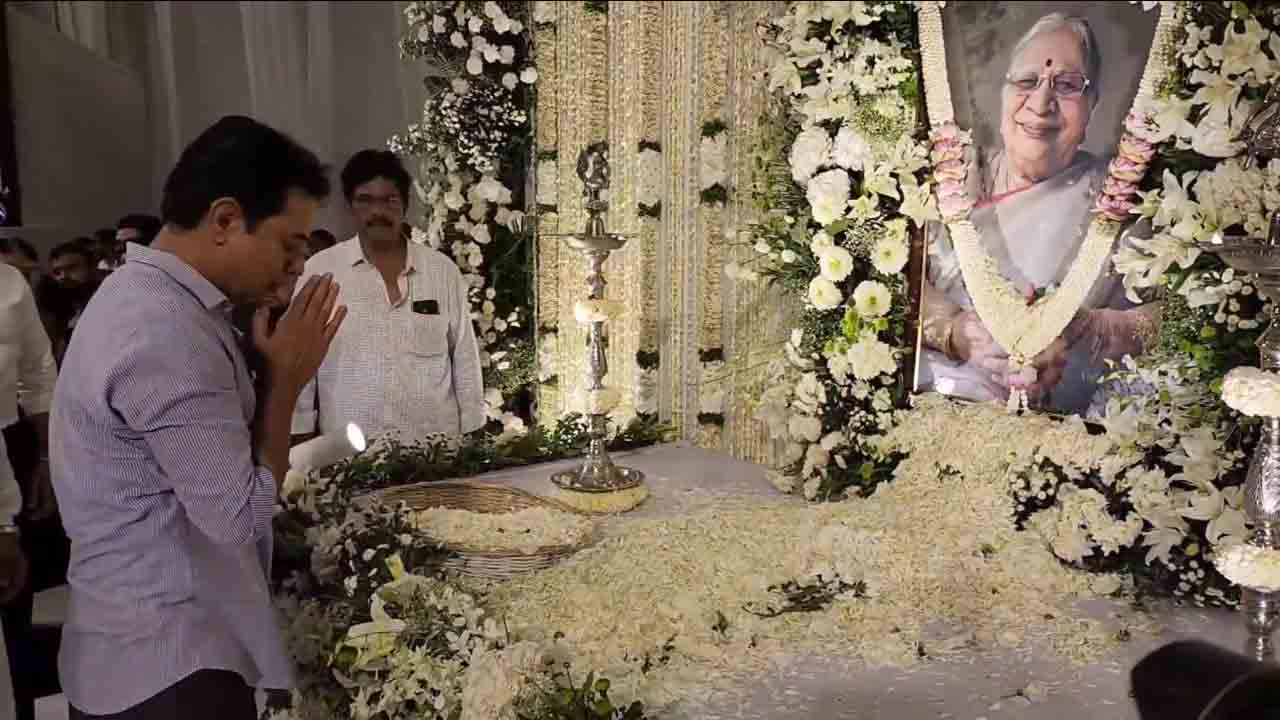 Allu Kanakaratnam | అల్లు కనకరత్నమ్మకు కేటీఆర్‌ నివాళులు