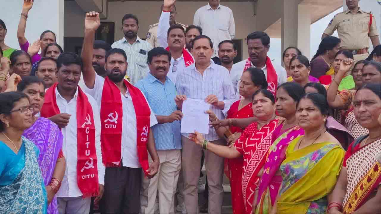 Anganwadi Centres | ఫ్రీ ప్రైమరీ పీఎం శ్రీవిద్యను అంగన్వాడీల్లోనే నిర్వహించాలి.. మంత్రి జూపల్లి ఇంటి ముట్టడిలో అంగన్వాడీ కార్యకర్తలు