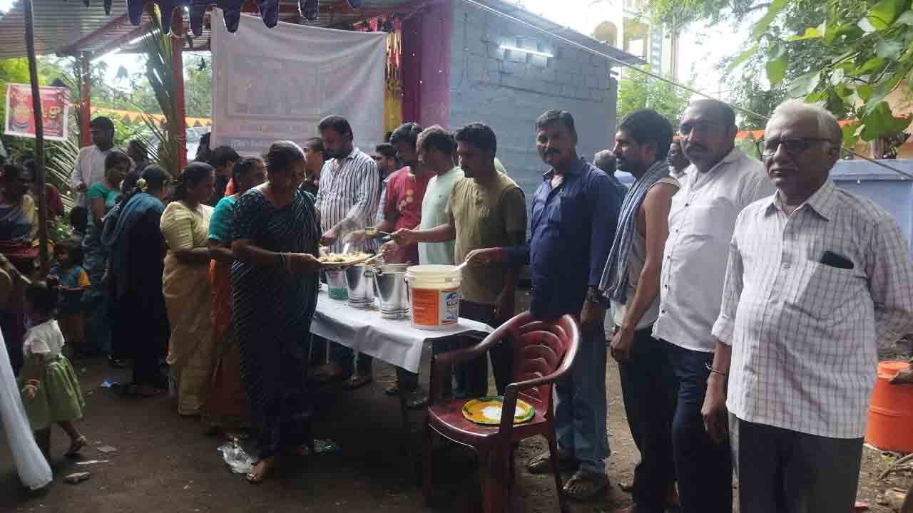 అన్నదానాలు.. కుంకుమార్చనలు.. కళకళలాడిన గణపతి మండపాలు