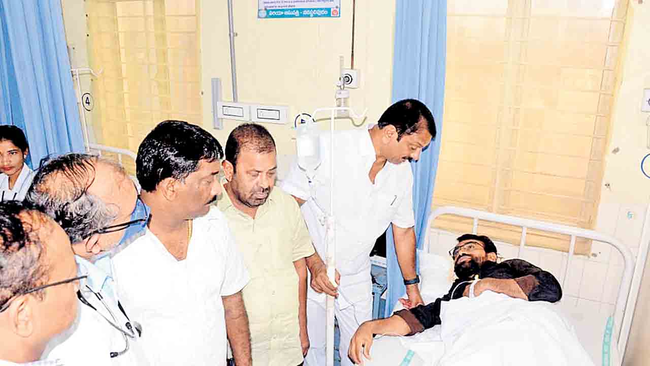 పట్టువీడని అశోక్‌కుమార్‌.. నోటిఫికేషన్‌ వచ్చేవరకూ దీక్ష ఆపేదిలేదని ప్రకటన