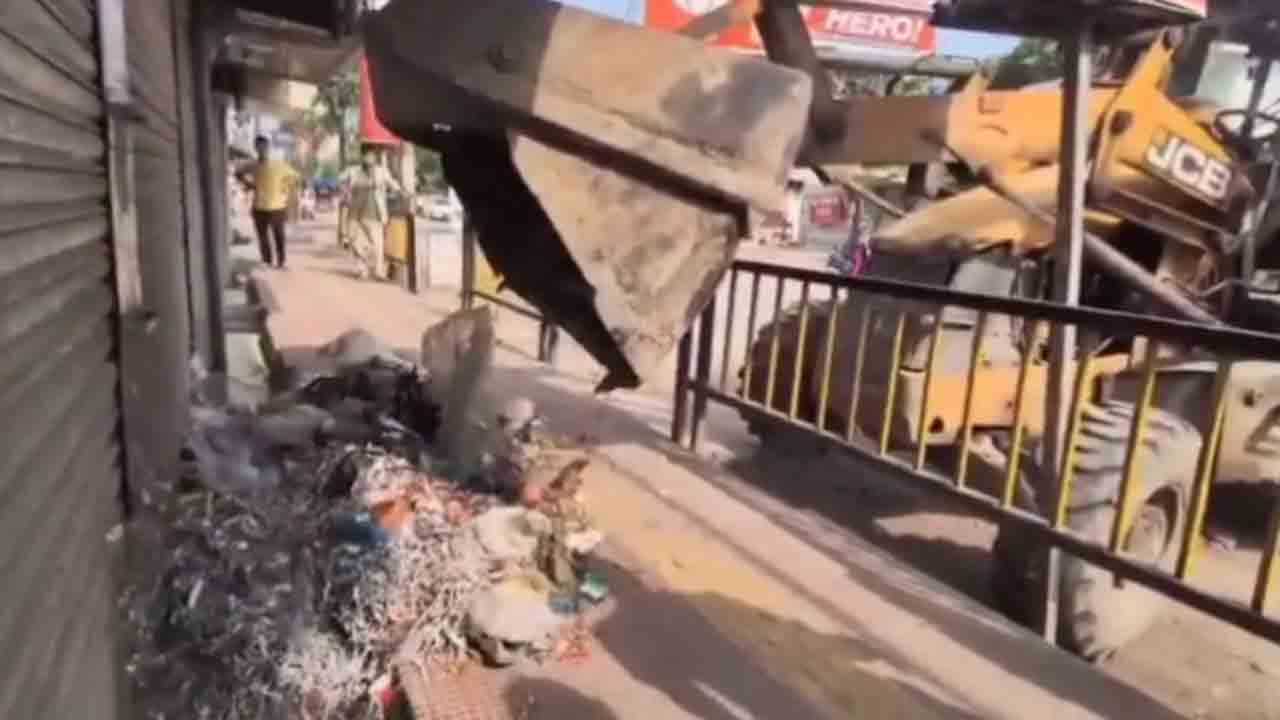 Watch: రోడ్డుపై చెత్త వేస్తున్న షాపు యజమాని.. అధికారులు ఏం చేశారంటే?