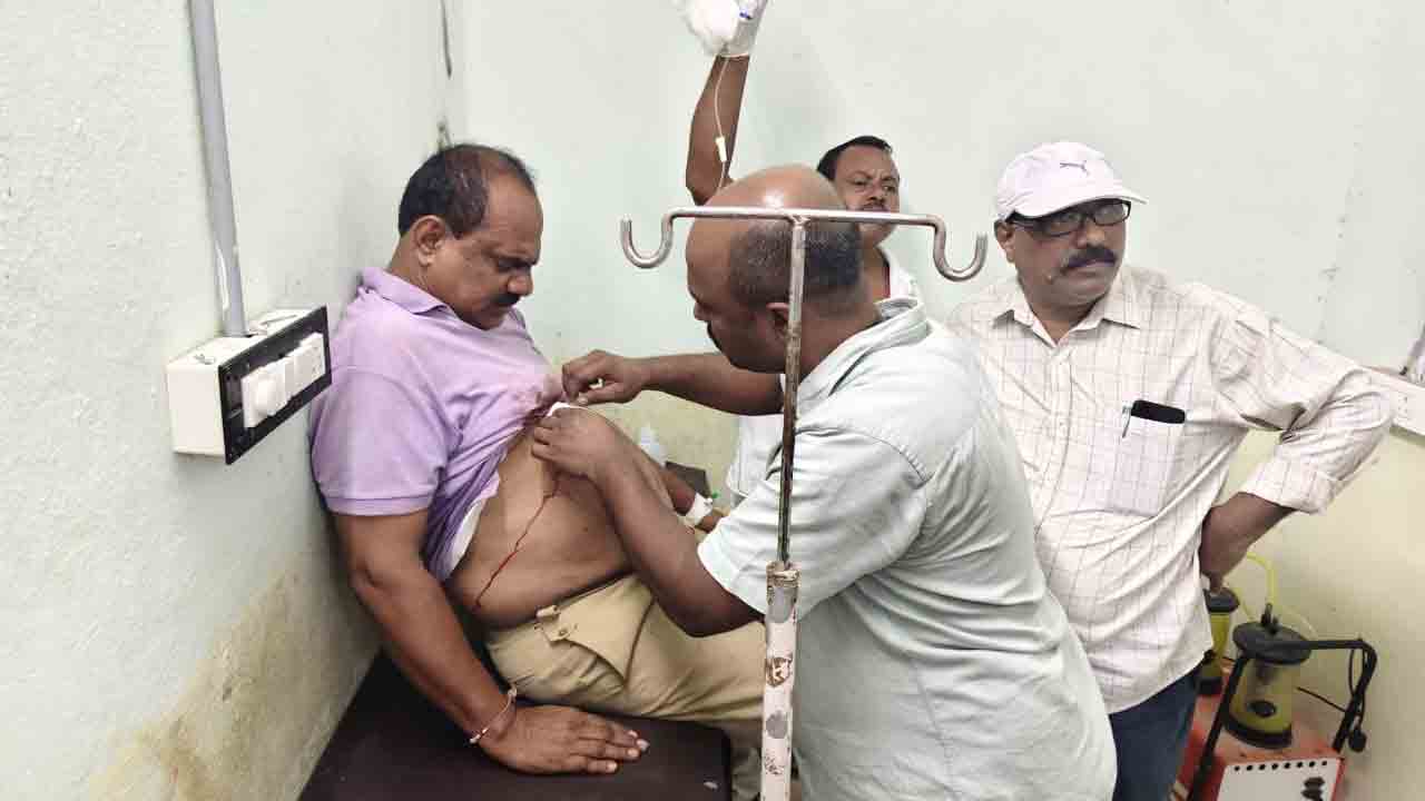 Attack | కుభీర్ పోలీస్ స్టేషన్‌లో ఆగంతకుడి దాడి..హెడ్ కానిస్టేబుల్ , హోంగార్డు్కు గాయాలు