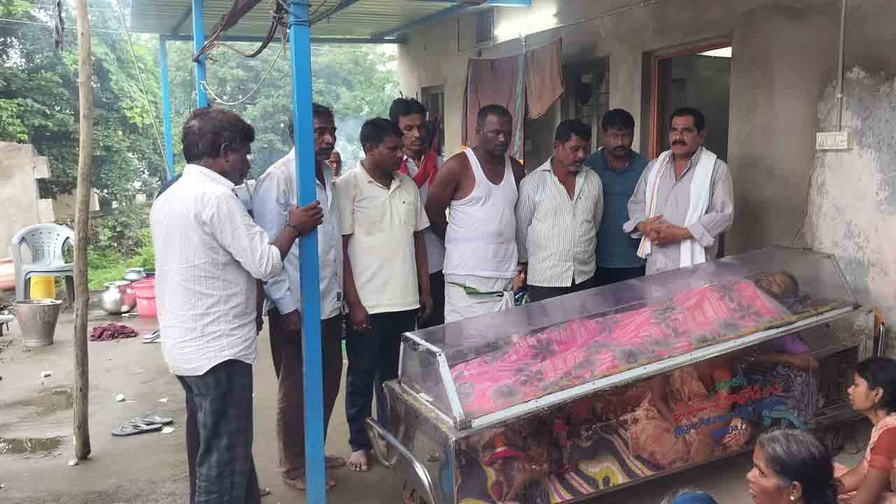 Financial assistance | ఆటో డ్రైవర్ అంత్యక్రియలకు  ఆర్థిక చేయూత