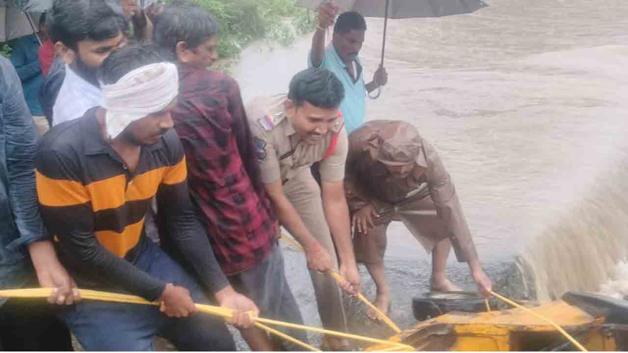 Adilabad | తప్పిన ఘోర ప్రమాదం.. 10 మంది ప్రయాణికులు సురక్షితం