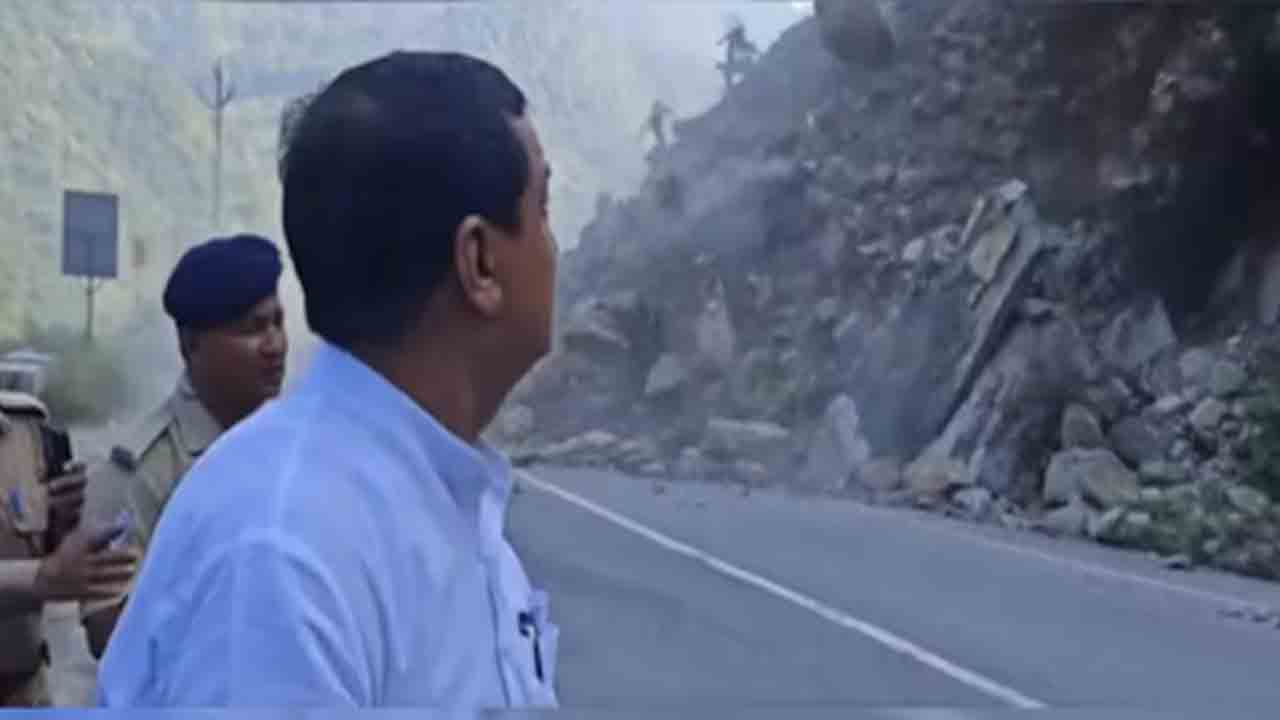 Watch: విరిగిపడిన కొండచరియలు.. తృటిలో తప్పించుకున్న బీజేపీ ఎంపీ