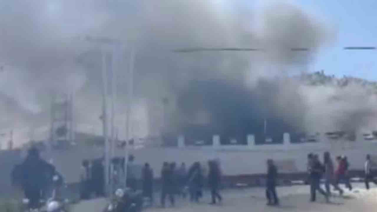 Leh protest | లేహ్‌లో పరిస్థితి ఉద్రిక్తం.. బీజేపీ ఆఫీస్‌కు నిప్పుపెట్టిన ఆందోళనకారులు.. Video