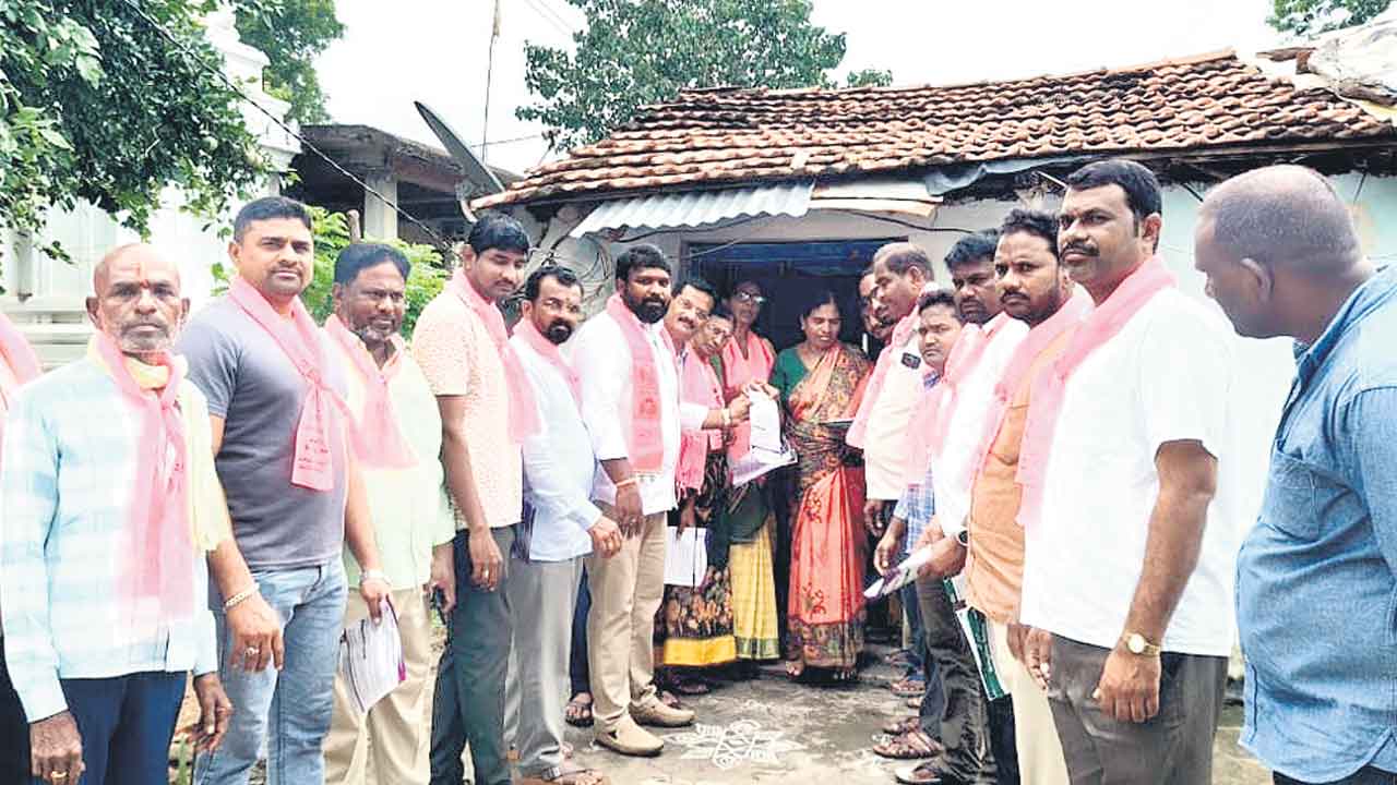 ఇంటింటా తిరిగి.. ఫిర్యాదులు స్వీకరించి