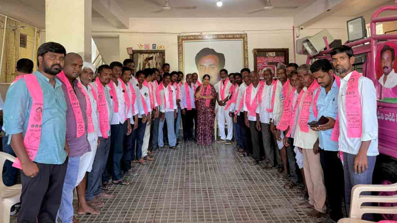 BRS | బీఆర్‌ఎస్‌లో కాంగ్రెస్‌ నాయకుల చేరిక.. గులాబీ కండువా కప్పి ఆహ్వానించి ఎమ్మెల్యే