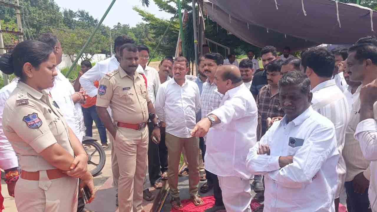 BRS Party Leaders | అధికార పార్టీ నేతల ఫ్లెక్సీలు కనిపించడం లేదా..? సిరిసిల్ల పట్టణంలో ఫ్లెక్సీల తొలగింపుపై బీఆర్‌ఎస్‌ నేతల ఫైర్‌