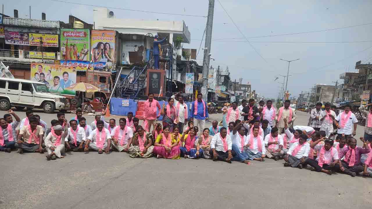 BRS Protest | బీఆర్‌ఎస్‌ నాయకుల ఆధ్వర్యంలో మంత్రి శ్రీధర్ బాబు, కాంగ్రెస్ నాయకుల దిష్టిబొమ్మ దహనం