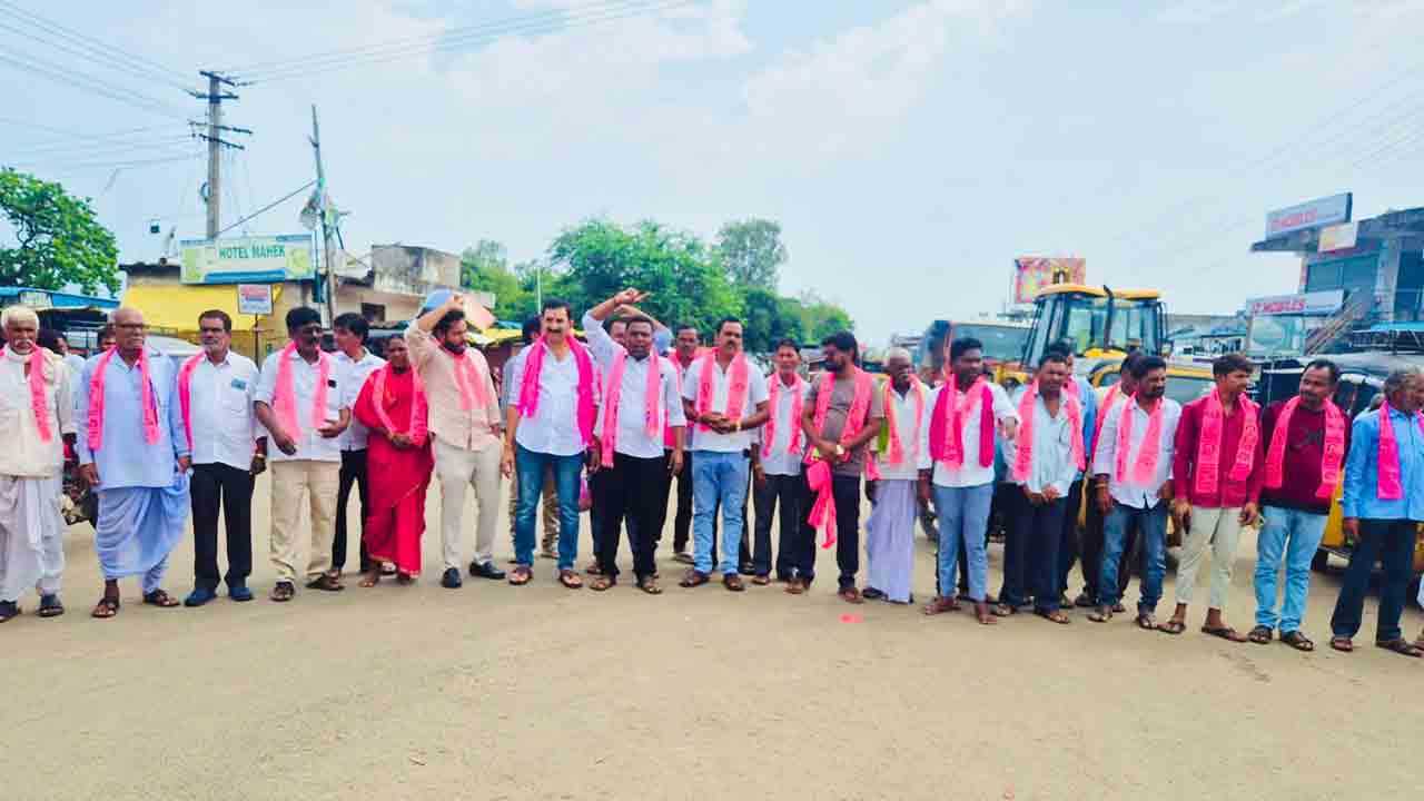 BRS Protest | రైతులకు యూరియా అందజేయాలని బీఆర్ఎస్ రాస్తారోకో