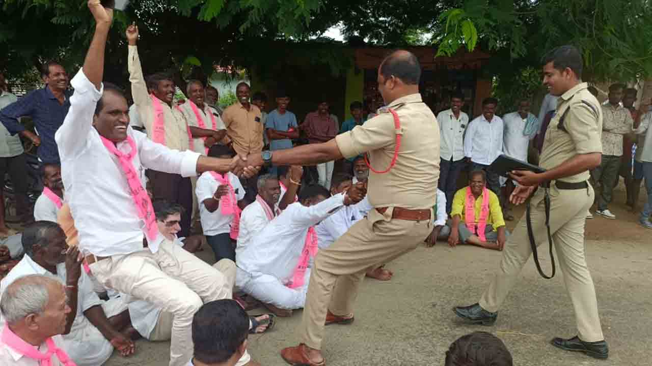 BRS Leaders | బీఆర్ఎస్‌ను అణగదొక్కేందుకు కాంగ్రెస్, బీజేపీ ములాఖత్.. రాస్తారోకోలో బీఆర్ఎస్ నేతలు