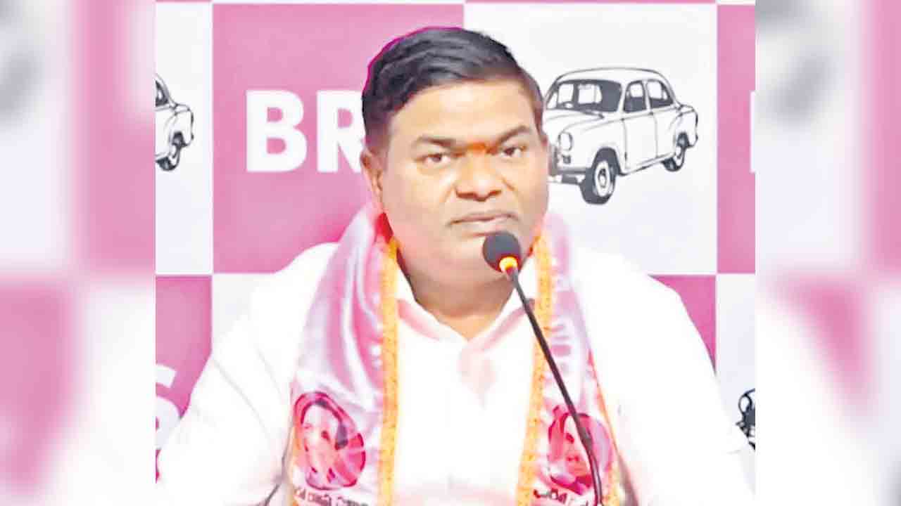 పోలీసులా.. అధికార పార్టీ తొత్తులా?