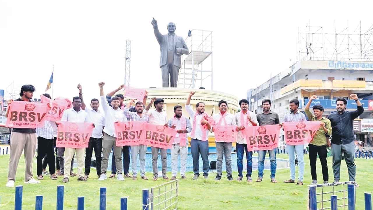 టీజీపీఎస్సీ చైర్మన్‌ రాజీనామా చేయాలి