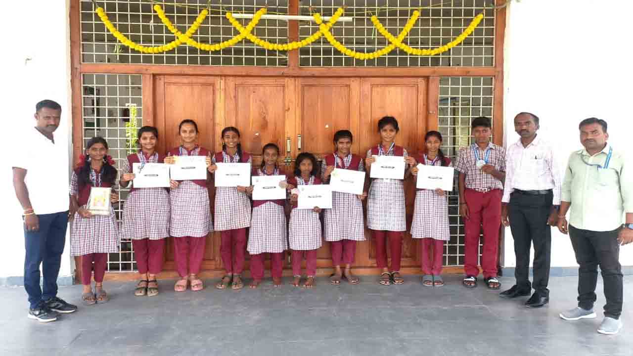 Ball Badminton | రాష్ట్ర బాల్ బాడ్మింటన్ పోటీలకు తెలంగాణ మోడల్ స్కూల్ విద్యార్థి ఎంపిక