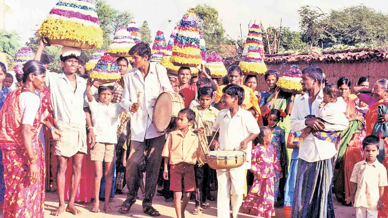 ఎనుకట బతుకమ్మ కథ గిదీ..