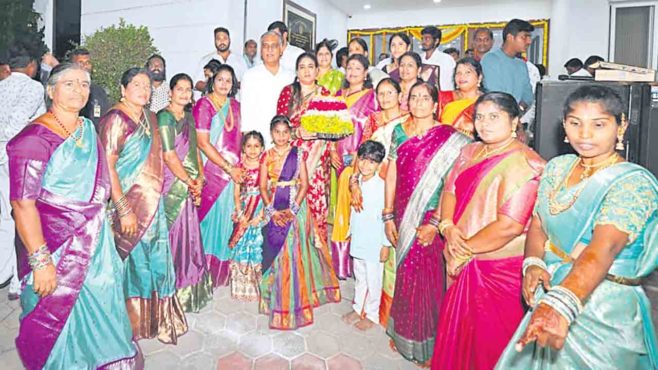 క్యాంపు ఆఫీసులో బతుకమ్మ సంబురం