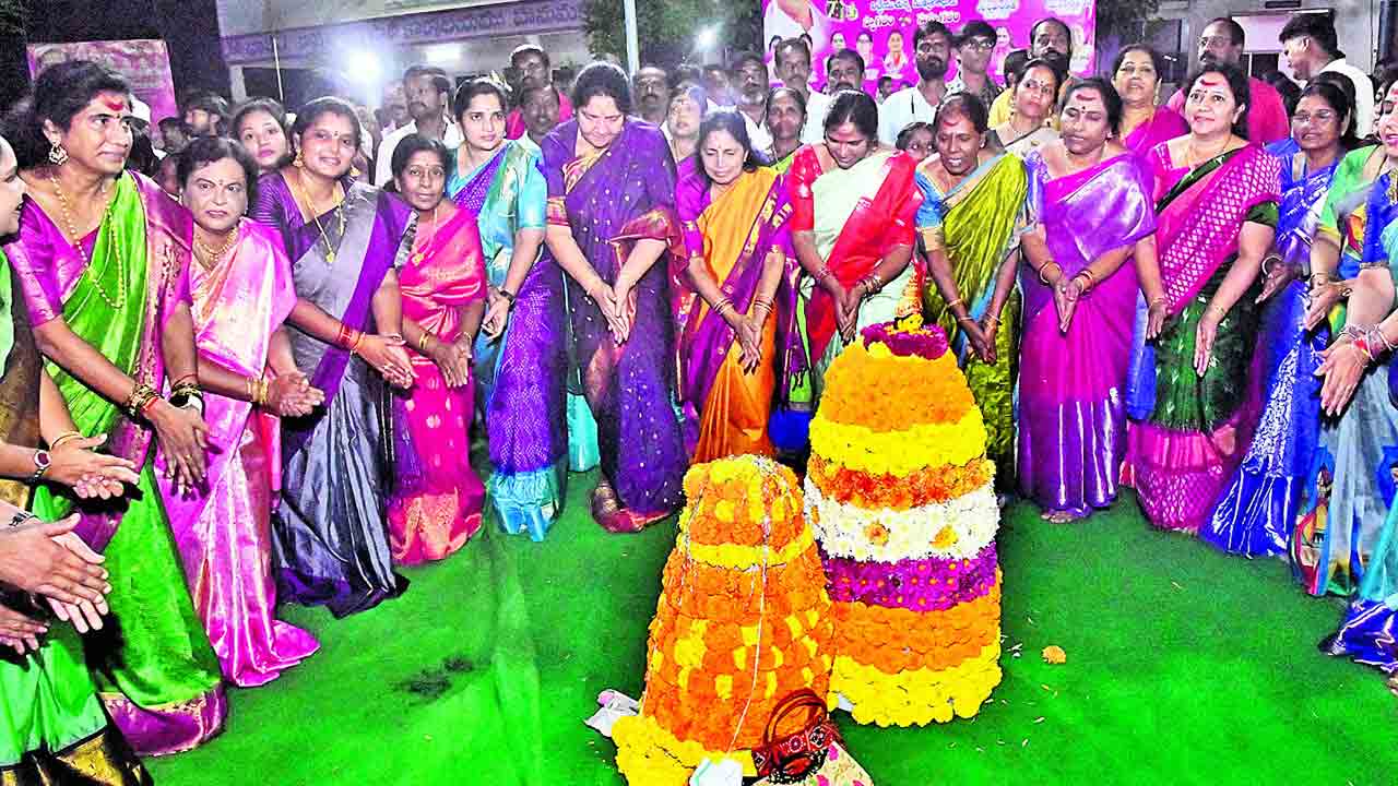 అంబరాన్నంటిన పూల సంబురం