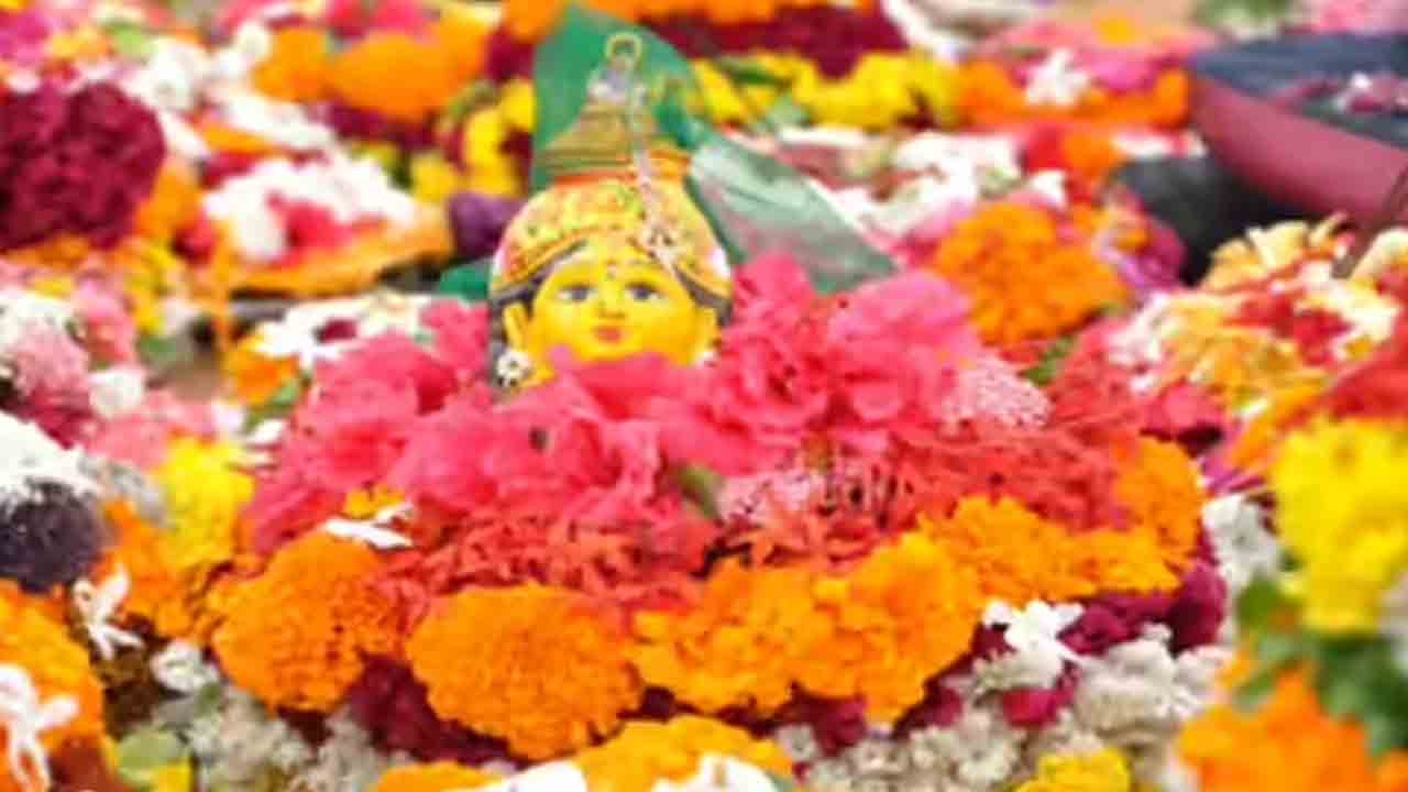 ఆరనిదీ తీరొక్క పూలతడి