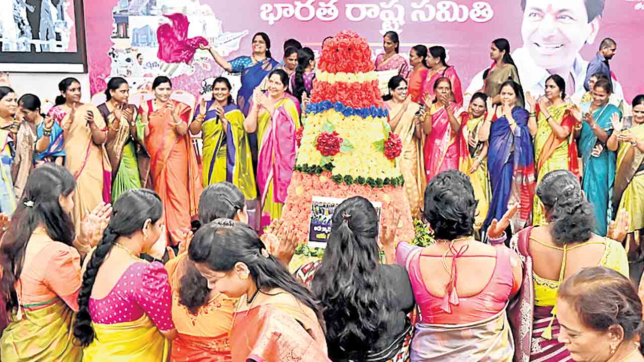 ఆరు గ్యారెంటీలు ఉయ్యాలో.. ఆగమే జేసిండ్రు ఉయ్యాలో.. తెలంగాణ భవన్‌లో బతుకమ్మ పాటల సీడీ ఆవిష్కరణ