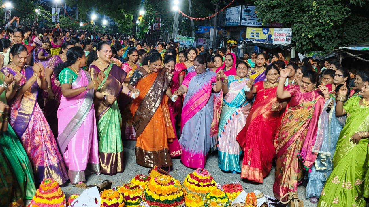 Bathukamma | సూర్యాపేట‌లో ఘ‌నంగా ఎంగిలిపూల బతుక‌మ్మ‌..