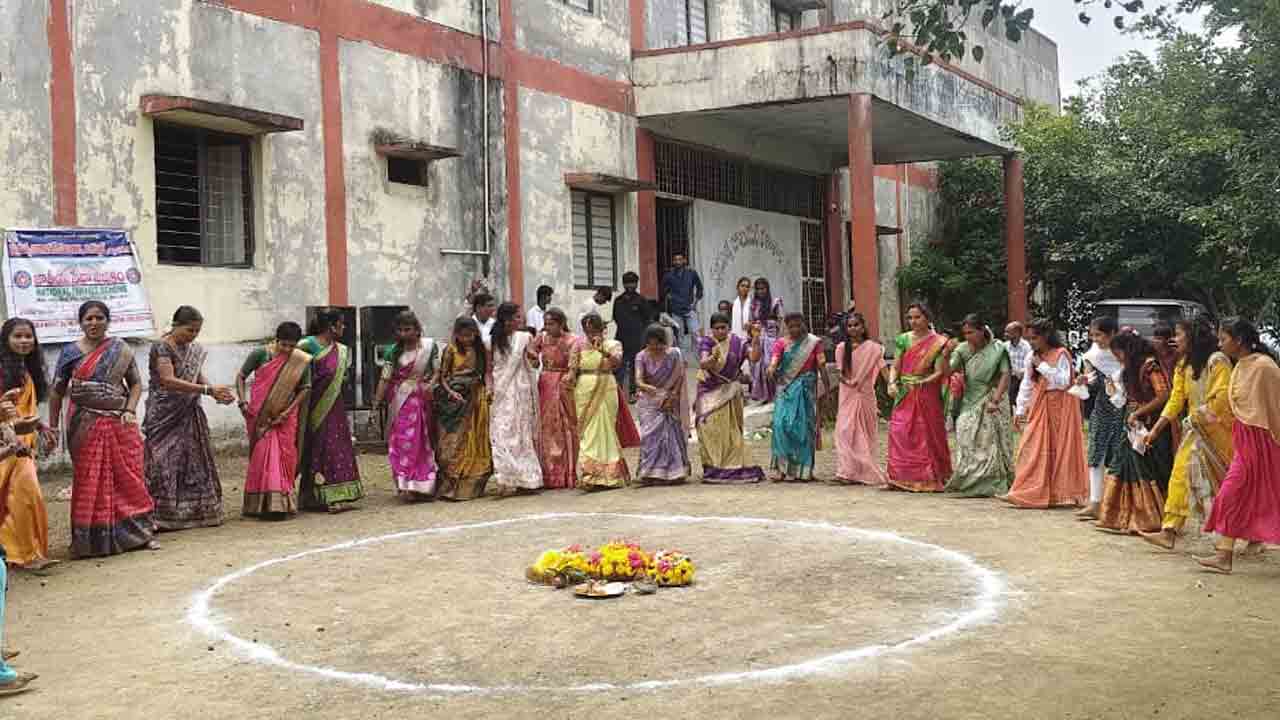 Batukamma Celebrations | ప్రభుత్వ కళాశాలలో ఘనంగా బతుకమ్మ వేడుకలు