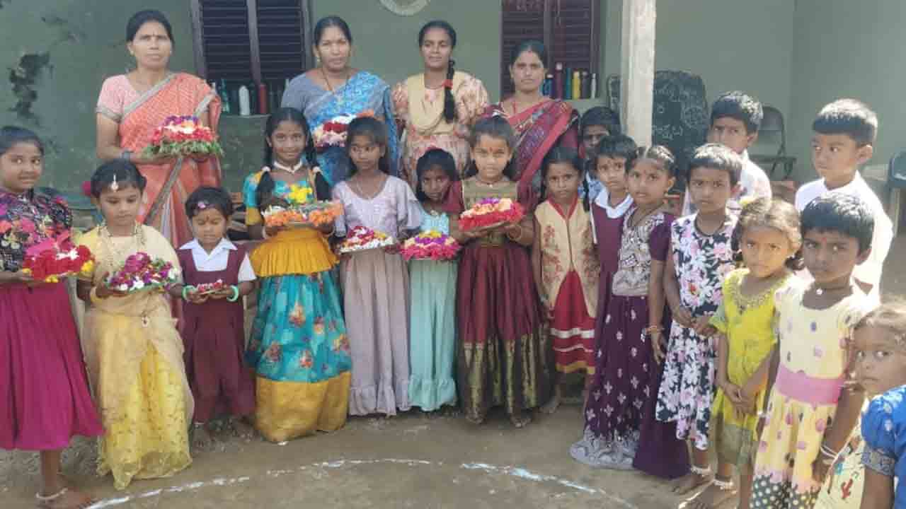 Bathukamma celebrations | ప్రభుత్వ, ప్రైవేట్‌ పాఠశాలలో ఘనంగా ముందస్తు బతుకమ్మ సంబరాలు