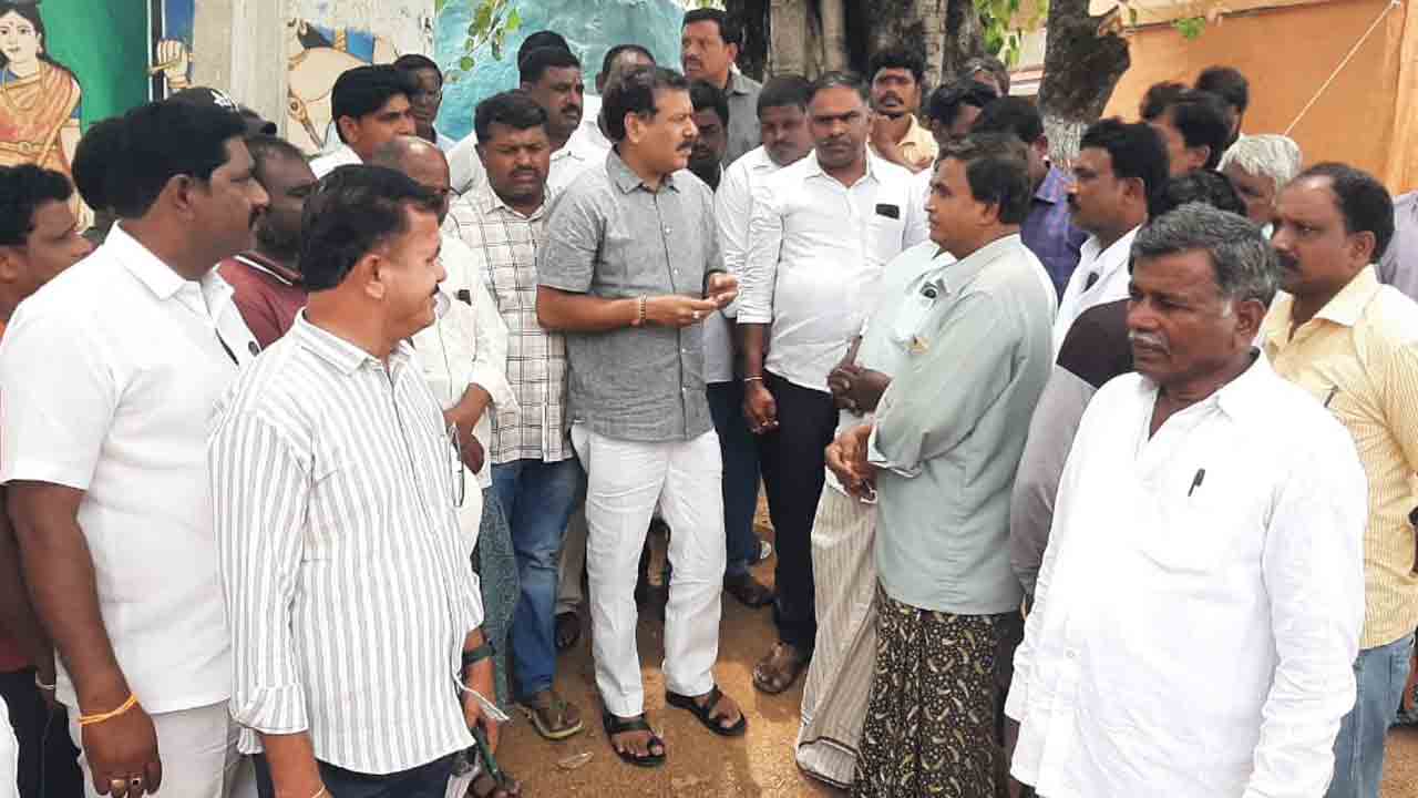 బాధితులకు ఇండ్లు మంజూరు చేయాలి