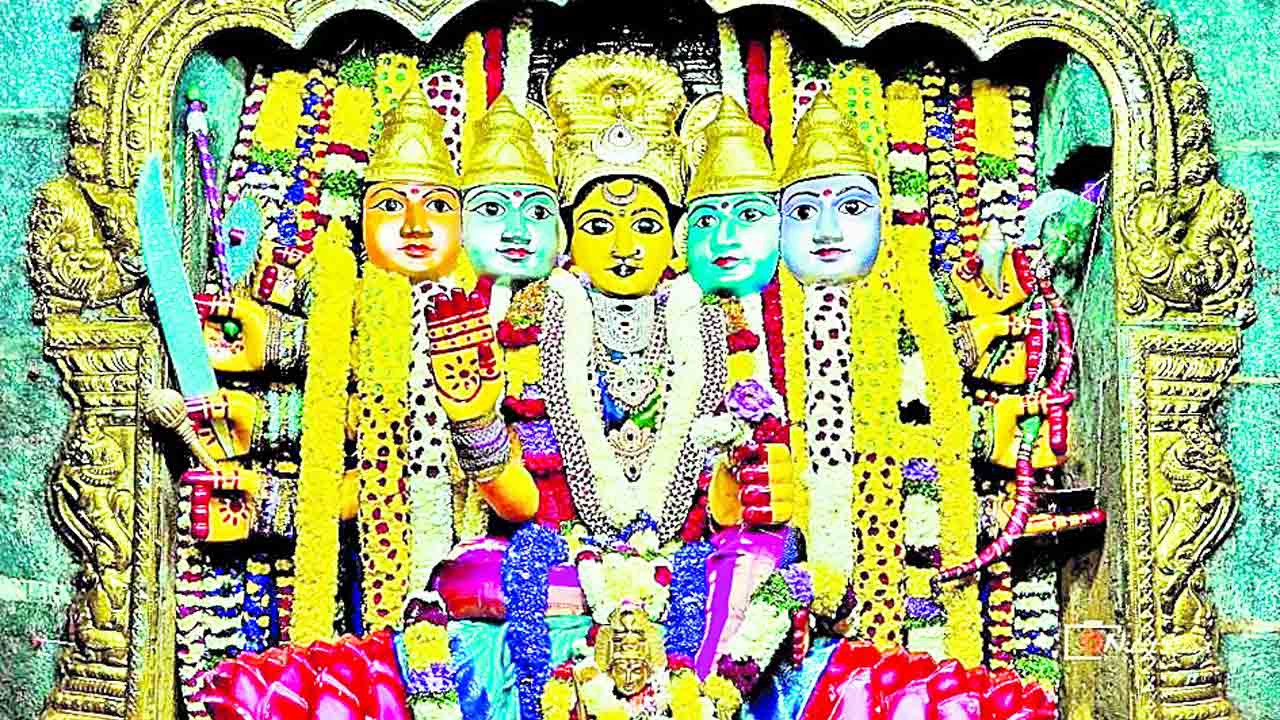 గాయత్రీ మాతగా భద్రకాళీ