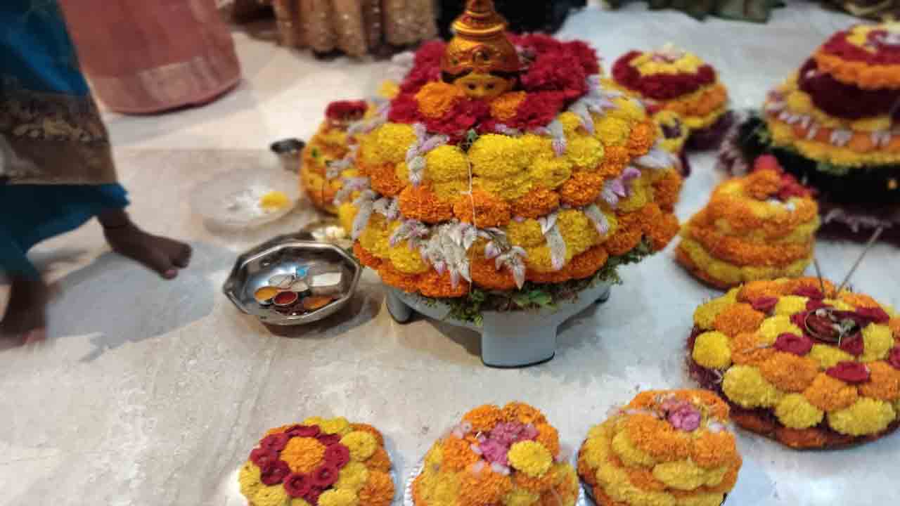 Bathukamma | కుభీర్‌లో ఘనంగా ఆర్యవైశ్య మహిళల బతుకమ్మ వేడుకలు