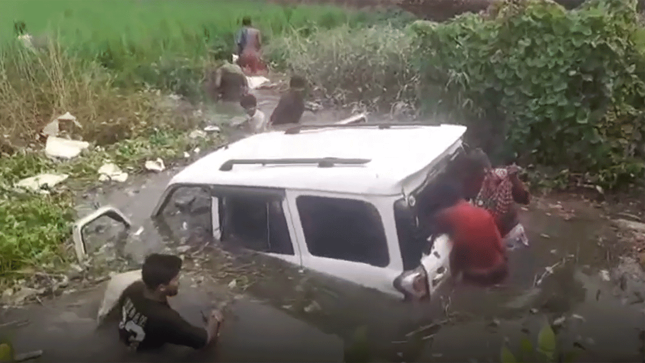 Loot Liquor | గుంటలో ఇరుక్కుపోయిన మద్యం సీసాలతో నిండిన స్కార్పియో.. ఎగబడ్డ స్థానికులు