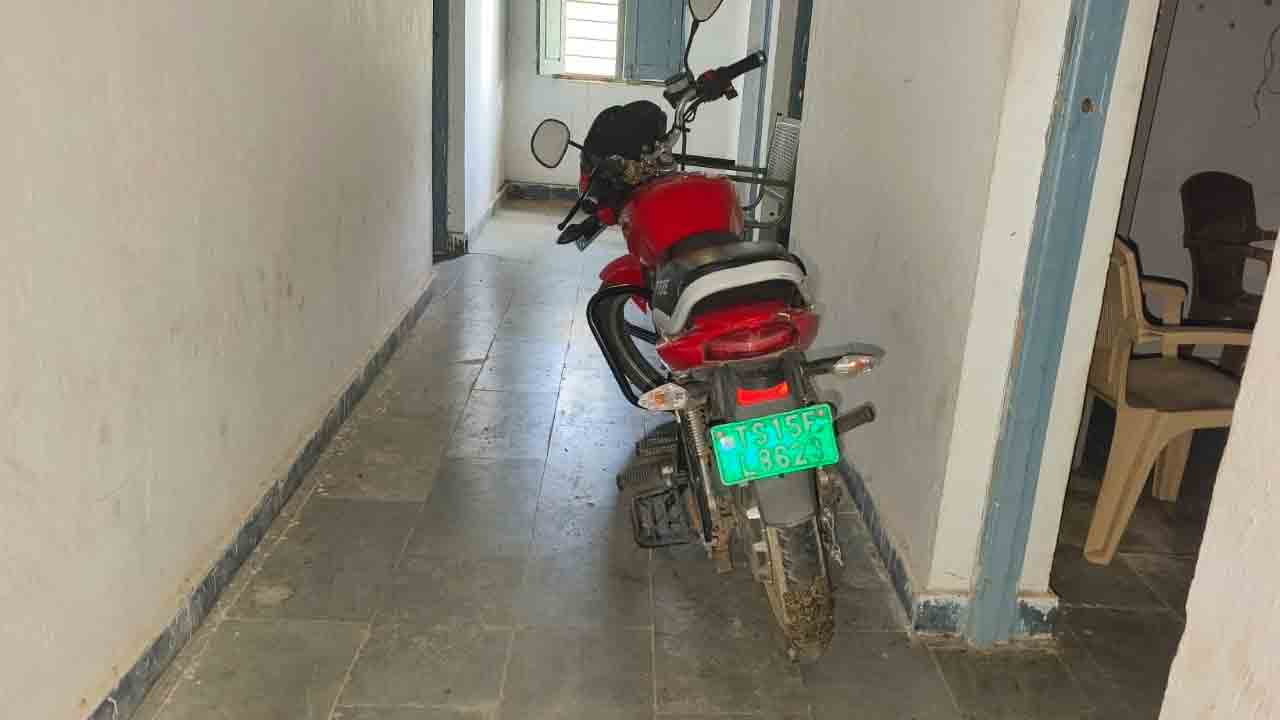 Bike Parking | ఈయన రూటే సెపరేటు.. ప్రభుత్వ కార్యాలయంలోనే బైక్‌ పార్కింగ్‌