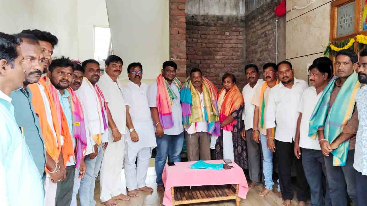 జిల్లా కమిటీలో స్థానం పొందిన బీజేపీ నాయకులకు సన్మానం