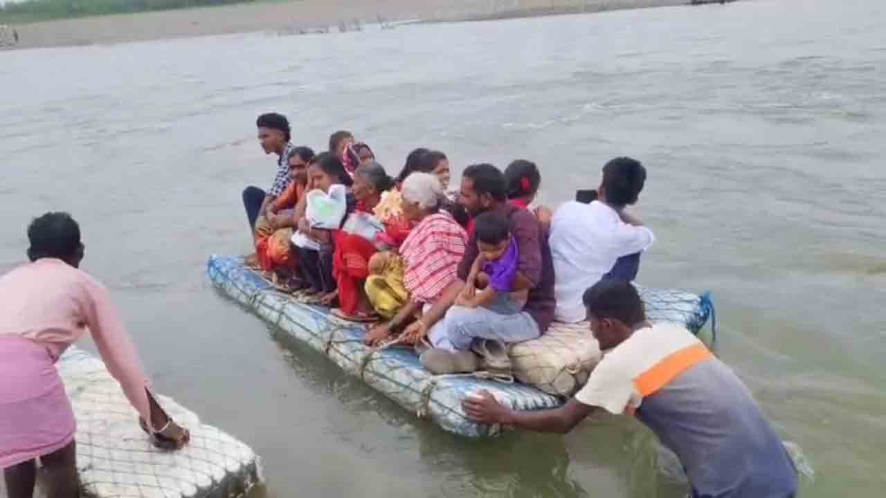 Dangerous Stream Crossing |  తెప్ప తిప్పలు ఇంకెన్నాళ్ళు..? ప్రమాదకరంగా వాగు దాటుతున్న గ్రామస్థులు