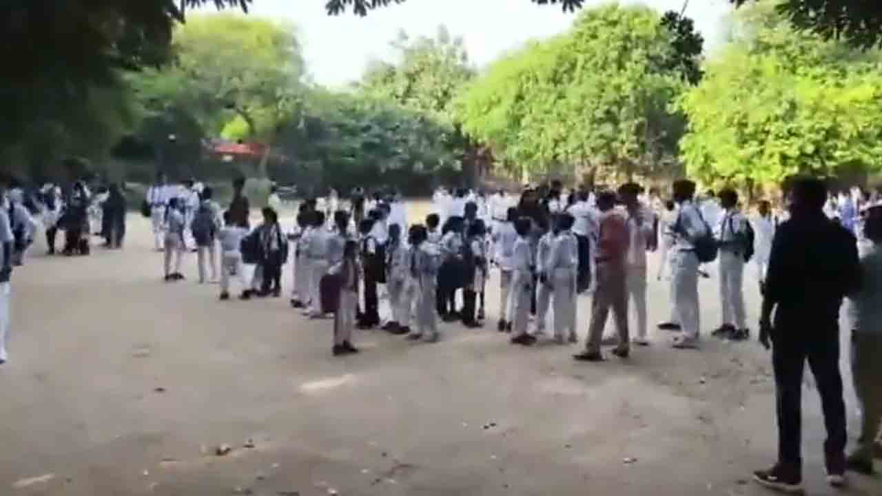 Bomb Threat | ఢిల్లీలోని పలు పాఠశాలలకు బాంబు బెదిరింపులు.. అప్రమత్తమైన పోలీసులు