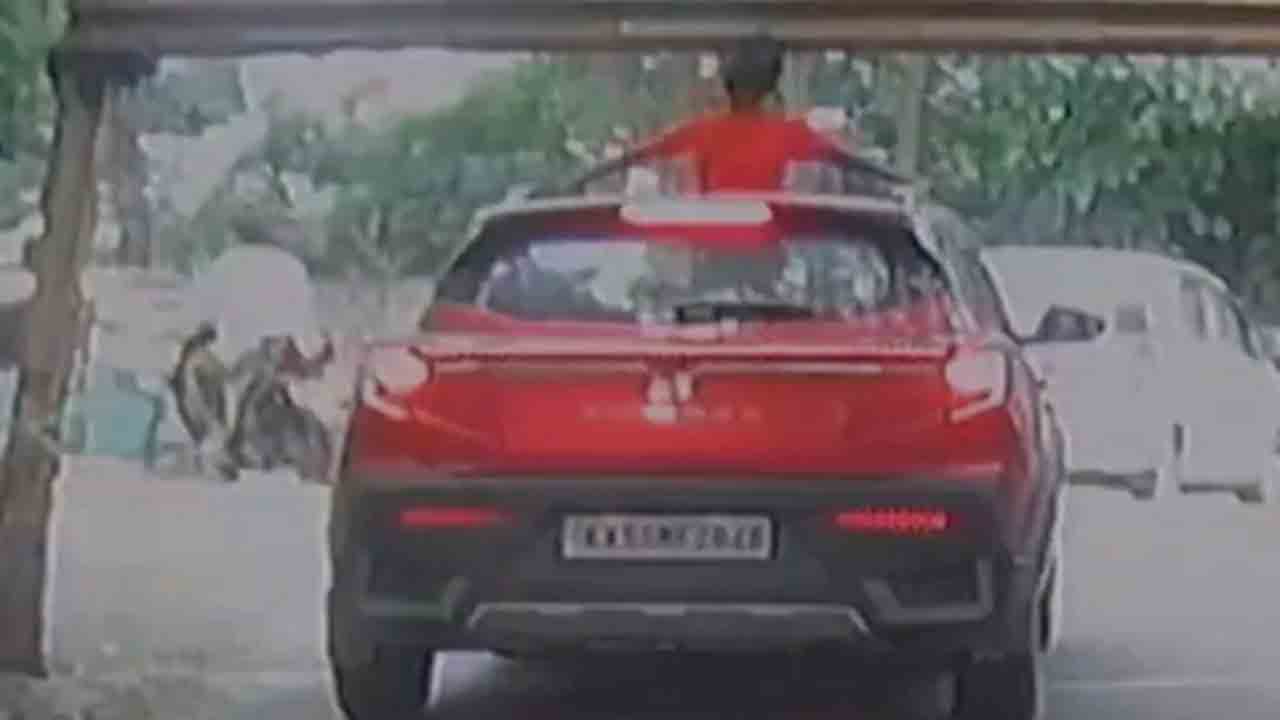 Watch: కారు సన్‌రూఫ్‌ వద్ద నిల్చొన్న బాలుడు.. తర్వాత ఏం జరిగిందంటే?